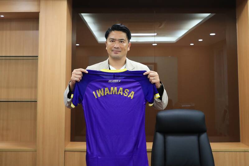 Huấn  luyện viên Daiki Iwamasa trong màu áo Hà Nội FC. Ảnh: Hà Nội FC