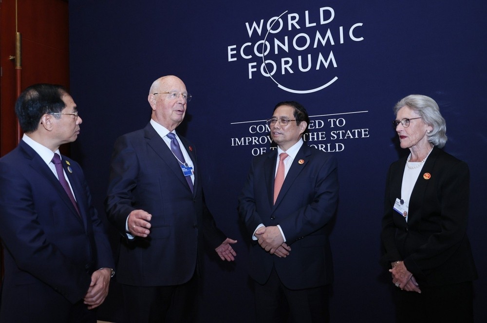 Thủ tướng Chính phủ Phạm Minh Chính tiếp Giáo sư Klaus Schwab tại WEF, tổ chức ở Trung Quốc tháng 6.2023. Ảnh: VGP
