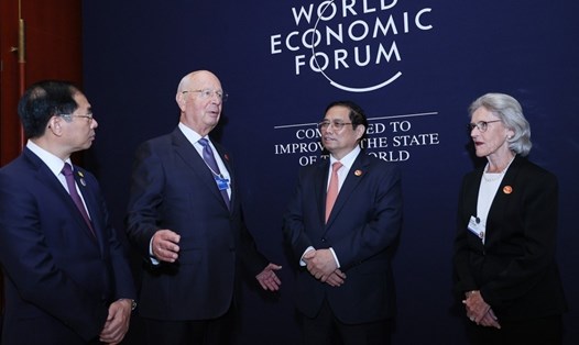 Thủ tướng Chính phủ Phạm Minh Chính tiếp Giáo sư Klaus Schwab tại WEF, tổ chức ở Trung Quốc tháng 6.2023. Ảnh: VGP