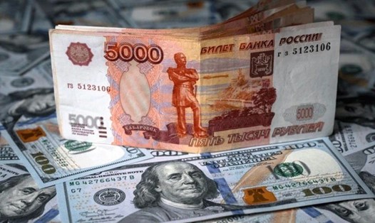 Đồng USD và đồng rúp Nga. Ảnh: Shutterstock