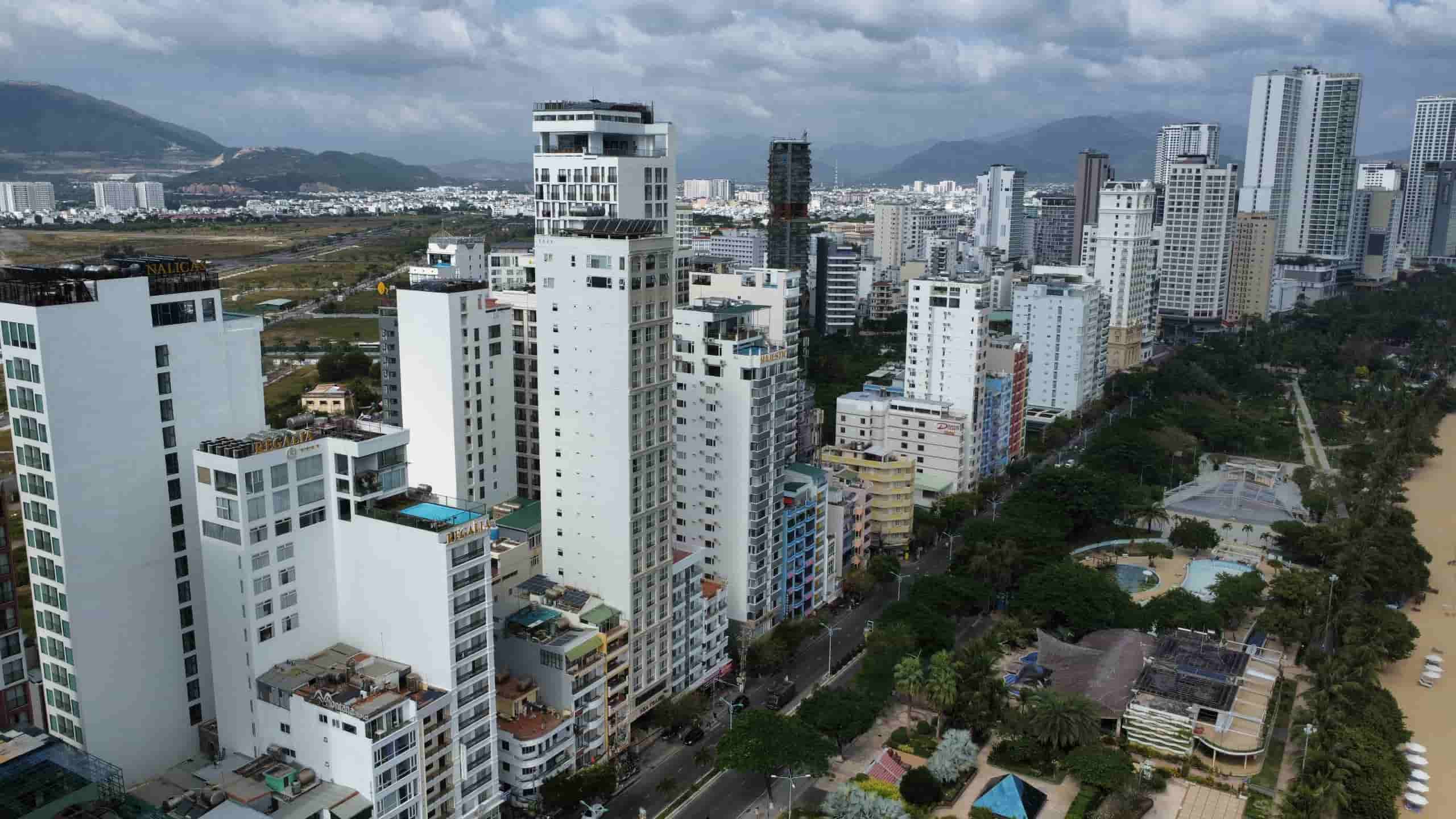  Qua rà soát, cơ quan chức năng phát hiện hàng loạt khách sạn tại TP Nha Trang tự ý nâng thêm tầng. Ảnh: Hữu Long