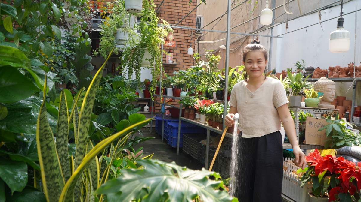 Chị Trần Thị Quỳnh, chủ vựa cây kiểng tại quận Gò Vấp kỳ vọng thị trường hoa Tết sẽ khởi sắc, không rơi vào tình trạng ế ẩm. Ảnh: Nguyên Chân