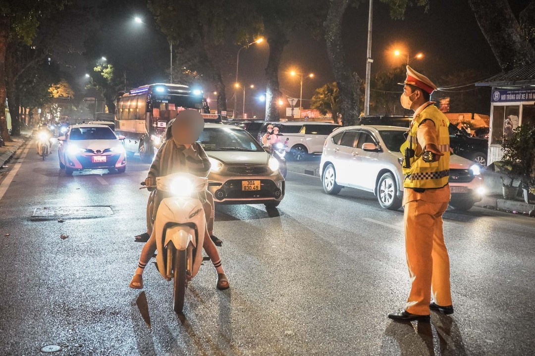 Lực lượng chức năng xử lý xe vi phạm. Ảnh: Xuyên Đông