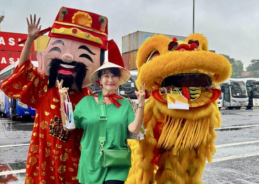 Du khách bất ngờ nhận quà khi ghé thăm Đà Nẵng, Việt Nam vào đầu năm 2024. Ảnh: Thuỳ Trang