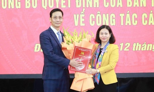 Phó Bí thư Thường trực Thành ủy Nguyễn Thị Tuyến trao quyết định, tặng hoa chúc mừng ông Lê Thanh Nam. Ảnh: Hanoi.gov.vn