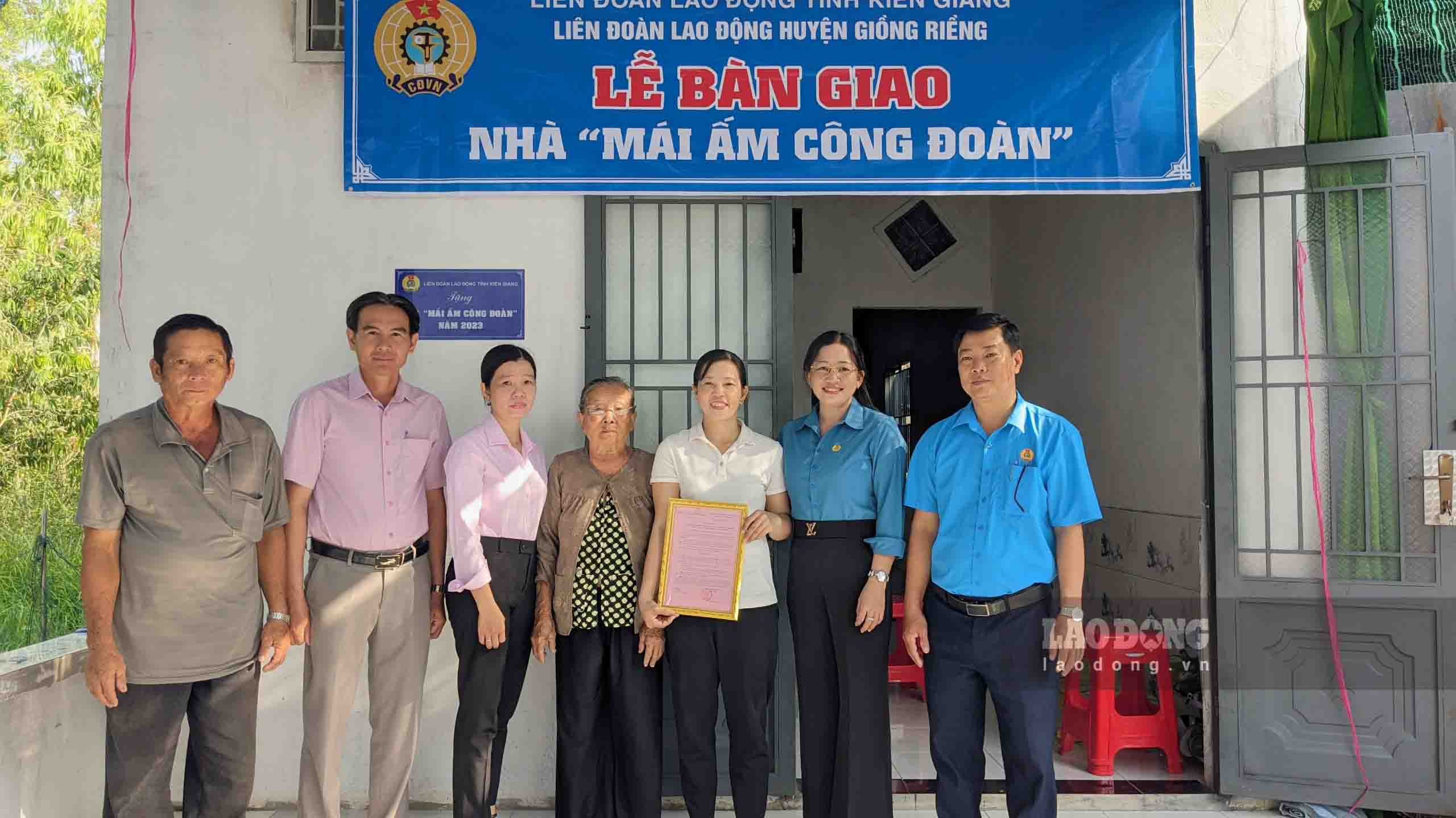 Đoàn viên Nguyễn Thị Ánh Hồng nhận bàn giao nhà Mái ấm Công đoàn. Ảnh: Hải Yến