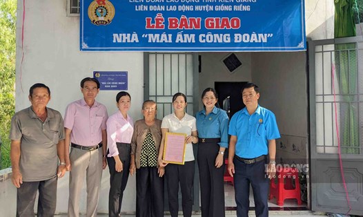 Đoàn viên Nguyễn Thị Ánh Hồng nhận bàn giao nhà Mái ấm Công đoàn. Ảnh: Hải Yến