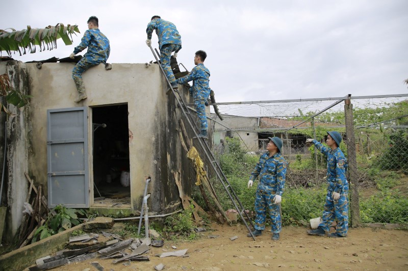 Chiến sỹ Sư đoàn 372 khẩn trương sửa chữa nhà cửa của người dân bị hư hỏng sau vụ máy bay Su 22 rơi tại Quảng Nam. Ảnh: Hoàng Bin.