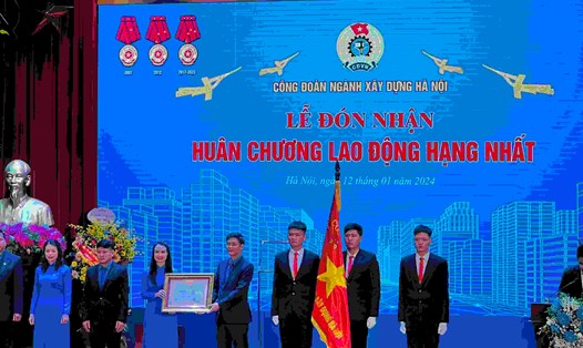 Phó Chủ tịch Tổng LĐLĐVN Ngọ Duy Hiểu (thứ tư từ phải sang) trao tặng Huân chương Lao động Hạng Nhất cho Công đoàn ngành Xây dựng Hà Nội. Ảnh: Kiều Vũ