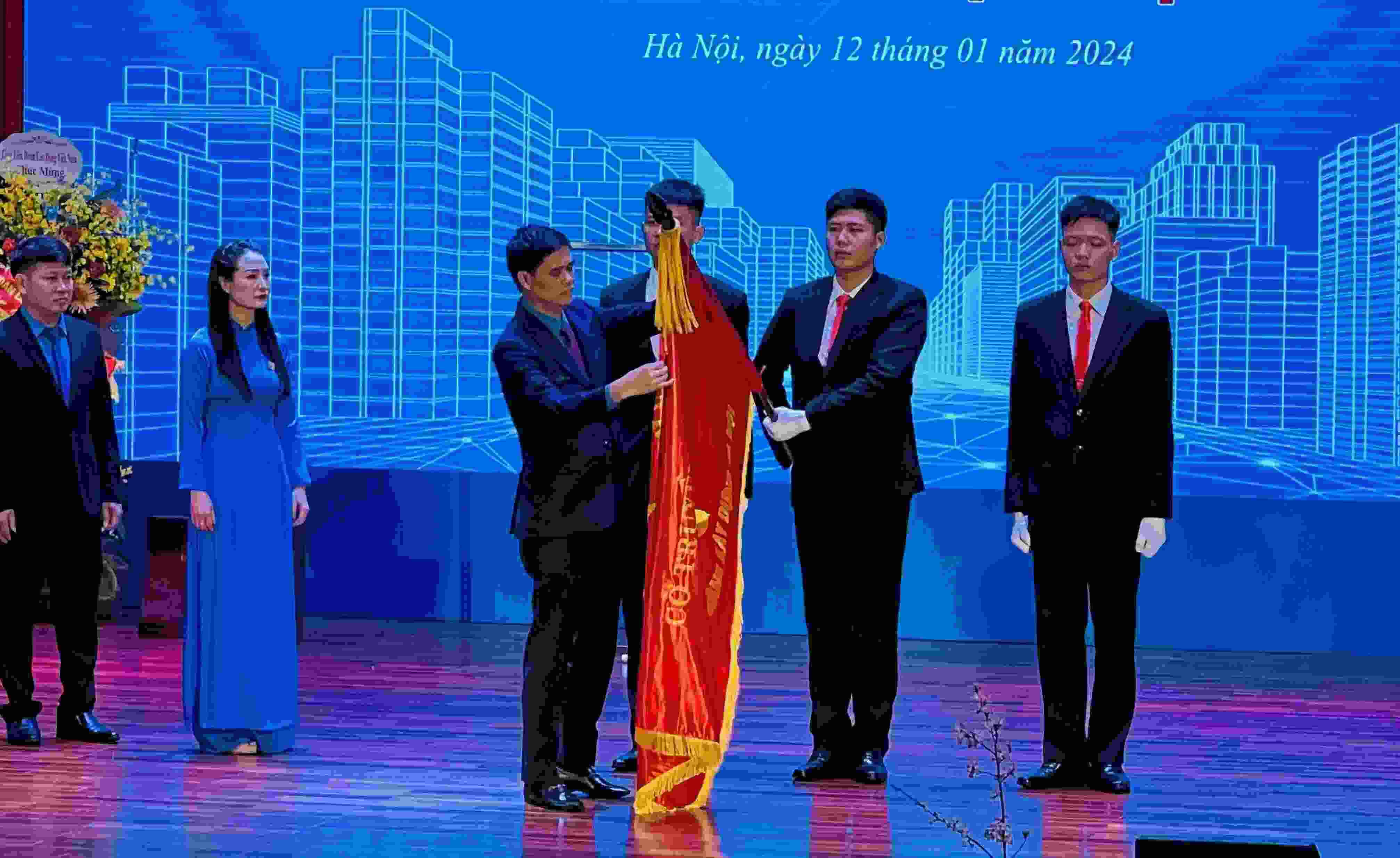 Công đoàn ngành Xây dựng Hà Nội đón nhận Huân chương Lao động Hạng Nhất. Ảnh: Kiều Vũ