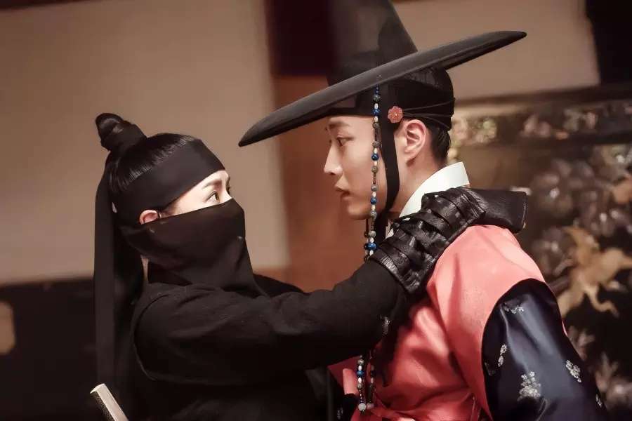 Honey Lee và bạn diễn trong phim cổ trang mới. Ảnh: Nhà sản xuất