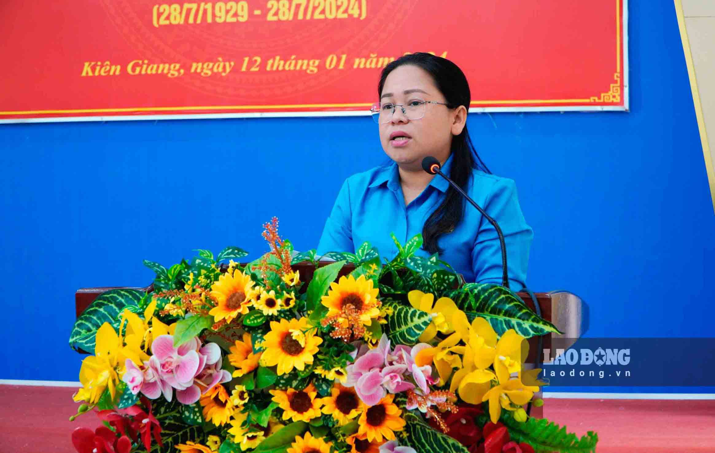 Bà Trương Thanh Thúy - Chủ tịch LĐLĐ tỉnh phát biểu tại hội nghị. Ảnh: Nguyên Anh