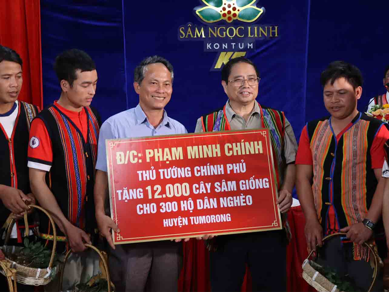 Thủ tướng Phạm Minh Chính trao tặng 12.000 cây giống sâm Ngọc Linh trong chuyến công tác tại Kon Tum vào tháng 8.2023. Ảnh: Thanh Tuấn 