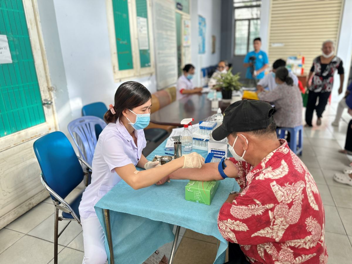 Trạm Y tế phường Tân Hưng Thuận, Quận 12, TPHCM khám bệnh cho người dân. Ảnh: Nguyễn Ly