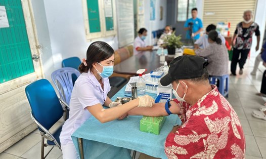 Trạm Y tế phường Tân Hưng Thuận, Quận 12, TPHCM khám bệnh cho người dân. Ảnh: Nguyễn Ly