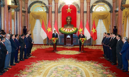 Chủ tịch nước Võ Văn Thưởng và Tổng thống Indonesia Joko Widodo đồng chủ trì họp báo, thông tin về kết quả cuộc hội đàm. Ảnh: Hải Nguyễn