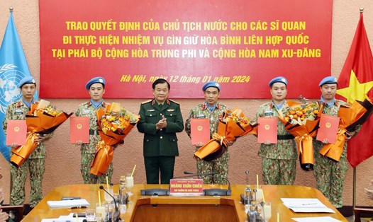 Thượng tướng Hoàng Xuân Chiến trao Quyết định cho các sĩ quan thực hiện nhiệm vụ gìn giữ hòa bình. Ảnh: Trọng Đức