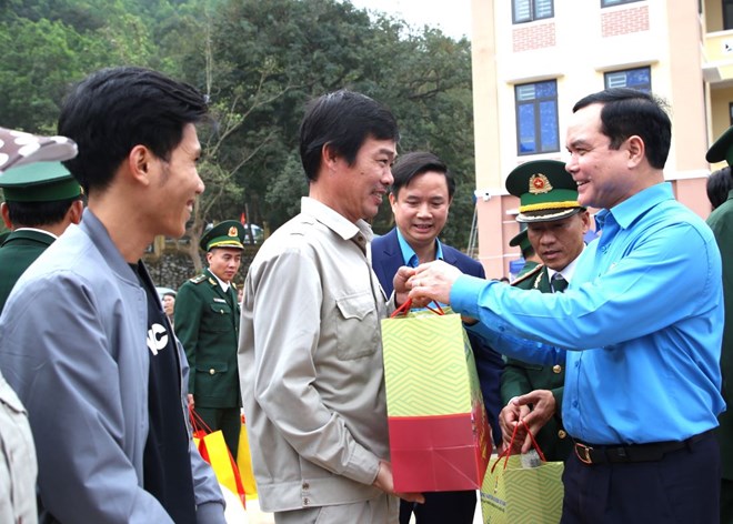 Chủ tịch Tổng Liên đoàn Lao động Việt Nam trao quà Tết cho người lao động tại Quảng Bình
