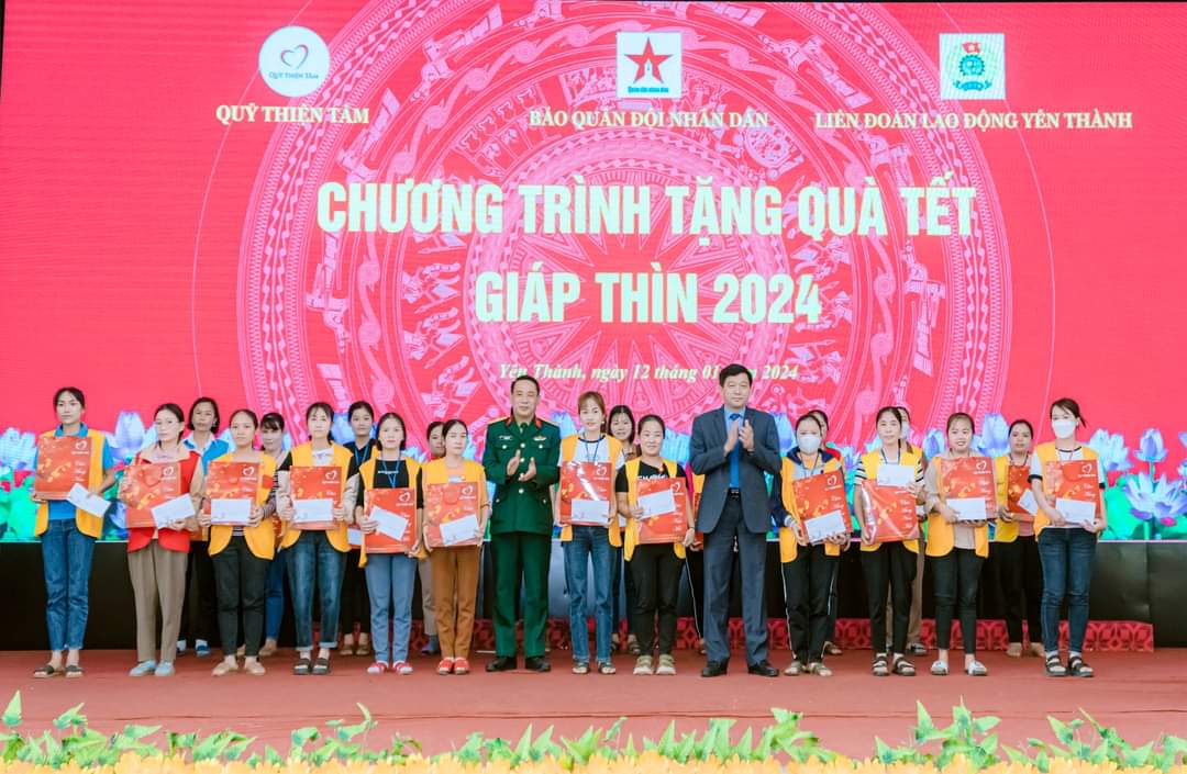 Chủ tịch LĐLĐ tỉnh Nghệ An và đại diện báo Quân đội nhân dân trao tặng quà Tết cho công nhân lao động. Ảnh: Hải Đăng