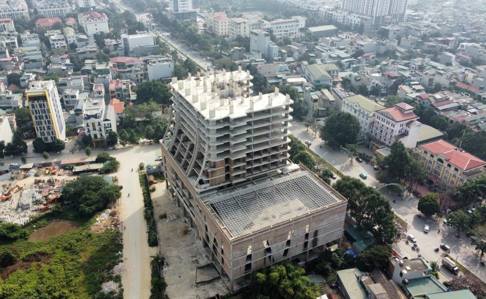 Theo đó, dự án Trung tâm Dịch vụ tổng hợp (hiện tại) ở phường Đông Hương, TP. Thanh Hóa được nhà nước giao cho Công ty Cổ phần Xe khách Thanh Hóa làm bãi đỗ xe trước đây. Ảnh: Quách Du