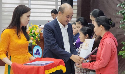 UBND TP Đà Nẵng trao quyết định cho thuê chung cư xã hội với 44 hộ nghèo đặc biệt khó khăn. Ảnh: Thùy Trang