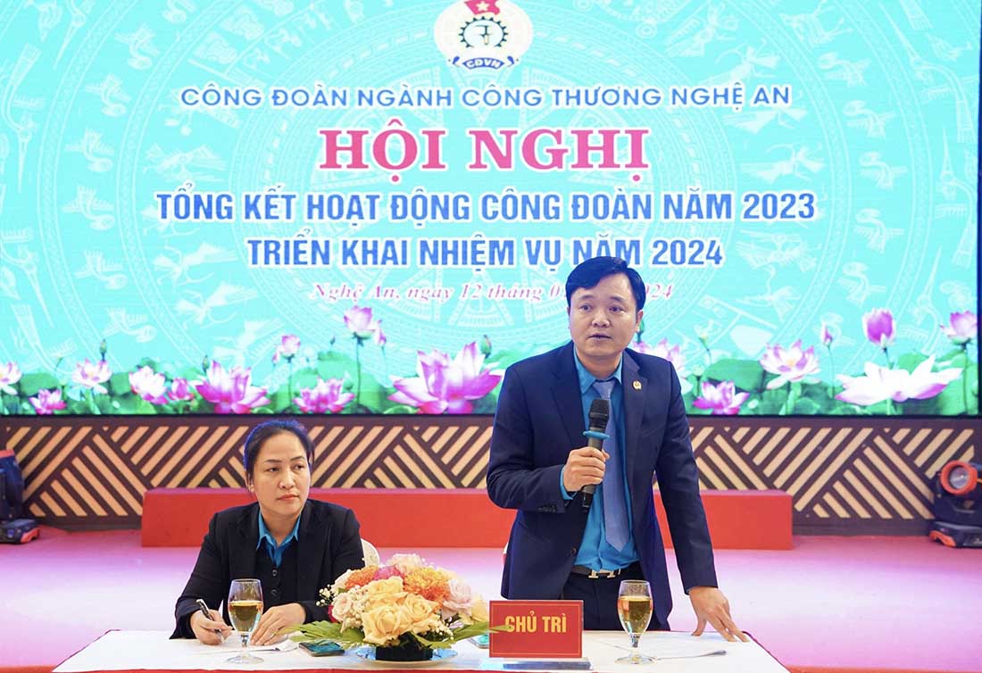 Ông Phạm Thanh Tùng – Chủ tịch Công đoàn ngành Công Thương Nghệ An trình bày báo cáo hoạt động công đoàn năm 2023. Ảnh: Quỳnh Trang