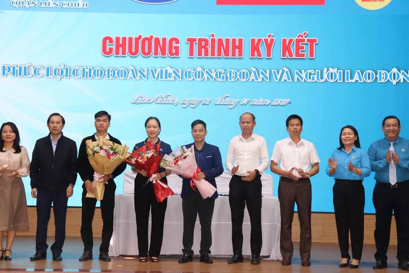 LĐLĐ quận Liên Chiểu (TP Đà Nẵng) ký kết chương trình "Phúc lợi cho đoàn viên công đoàn và người lao động" tại Hội nghị tổng kết hoạt động Công đoàn năm 2023, triển khai chương trình năm 2024. Ảnh: Nguyễn Linh