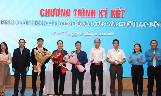 LĐLĐ quận Liên Chiểu (TP Đà Nẵng) ký kết chương trình "Phúc lợi cho đoàn viên công đoàn và người lao động" tại Hội nghị tổng kết hoạt động Công đoàn năm 2023, triển khai chương trình năm 2024. Ảnh: Nguyễn Linh
