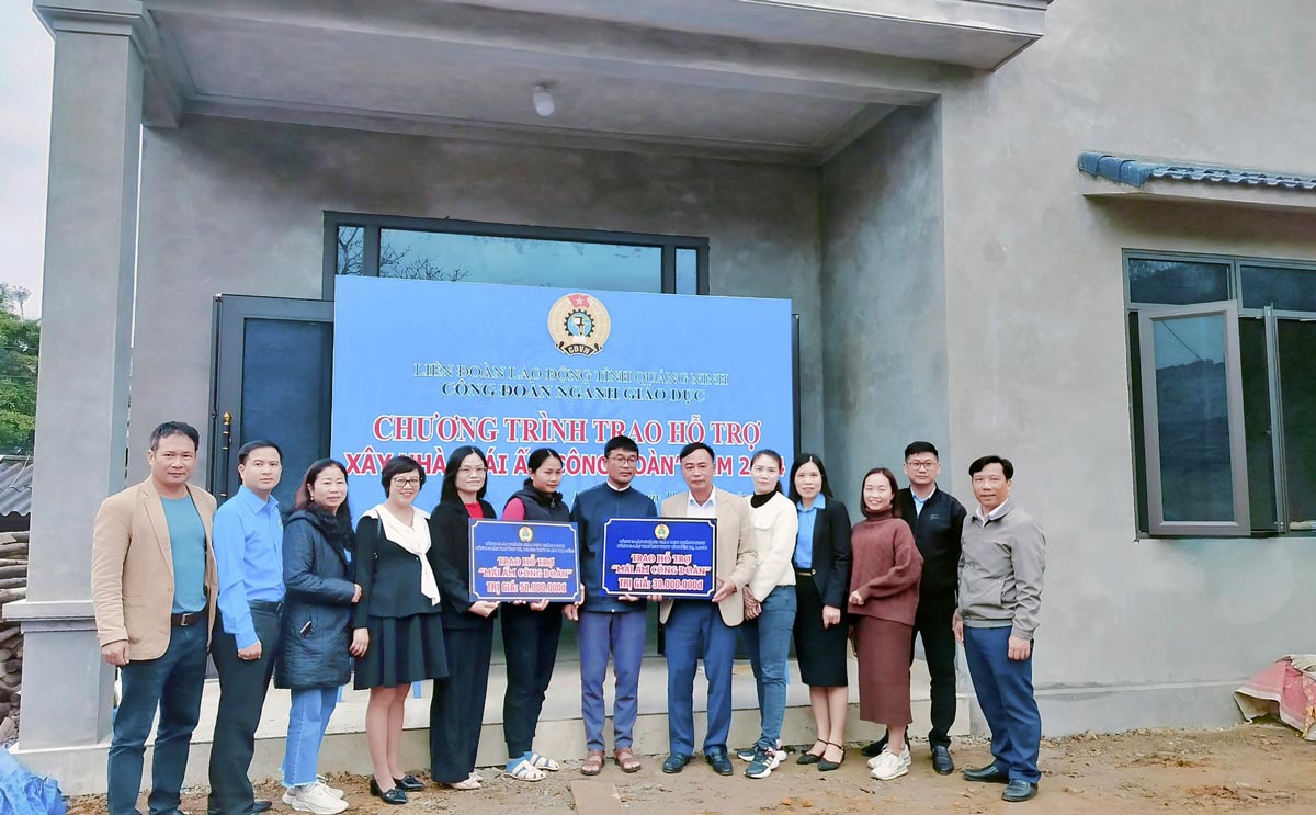 Các cấp công đoàn trao hỗ trợ kinh phí xây nhà cho thầy giáo Chu Xuân Công, giáo viên Trường THPT Bình Liêu. Ảnh: Đoàn Hưng