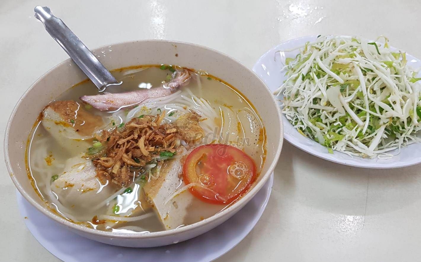 Bún sứa Nha Trang có màu đơn điệu nhưng đậm đà hương vị hải sản. Ảnh: Foody