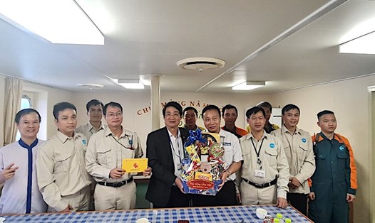 Ông Lê Phan Linh - Chủ tịch Công đoàn Tổng Công ty Hàng hải Việt Nam tặng quà Tết cho đoàn viên. Ảnh: CĐHHVN