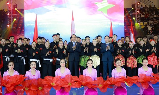 Chủ tịch nước Võ Văn Thưởng và Tổng thống Indonesia Joko Widodo chụp ảnh chung với các võ sinh. Ảnh: Hải Nguyễn