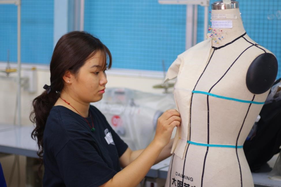 Sinh viên ngành Công nghệ Dệt – May, Trường Đại học Công thương TPHCM. Ảnh: NTCC
