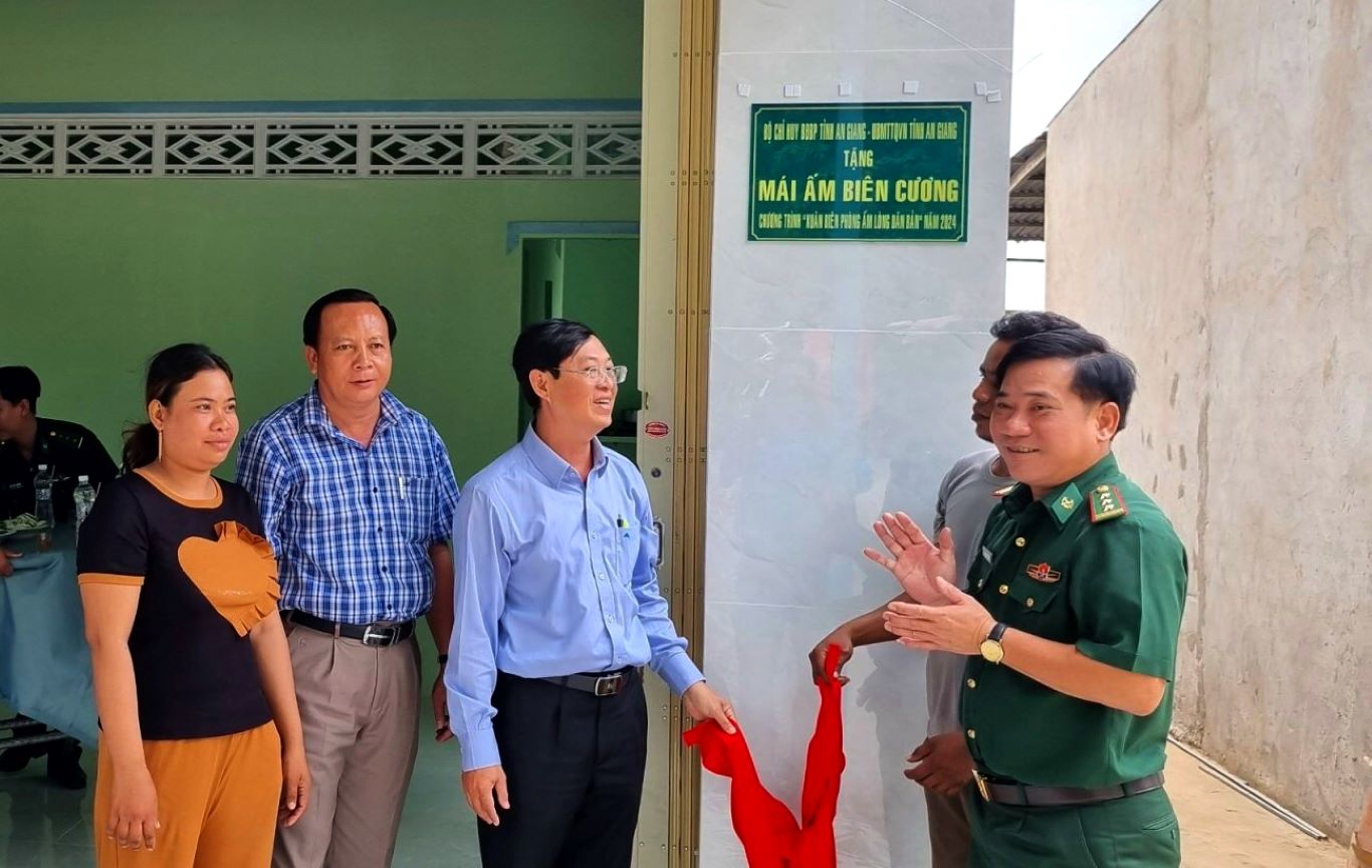Thượng tá Nguyễn Văn Hiệp  trao Mái ấm biên cương cho hộ dân khó khăn về nhà ở tại khu vực biên giới. Ảnh: BĐBP An Giang