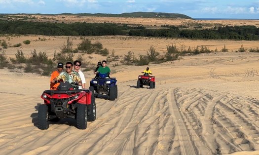Du khách Hàn Quốc trải nghiệm xe địa hình trên đồi cát Bàu Trắng. Ảnh: Duy Tuấn