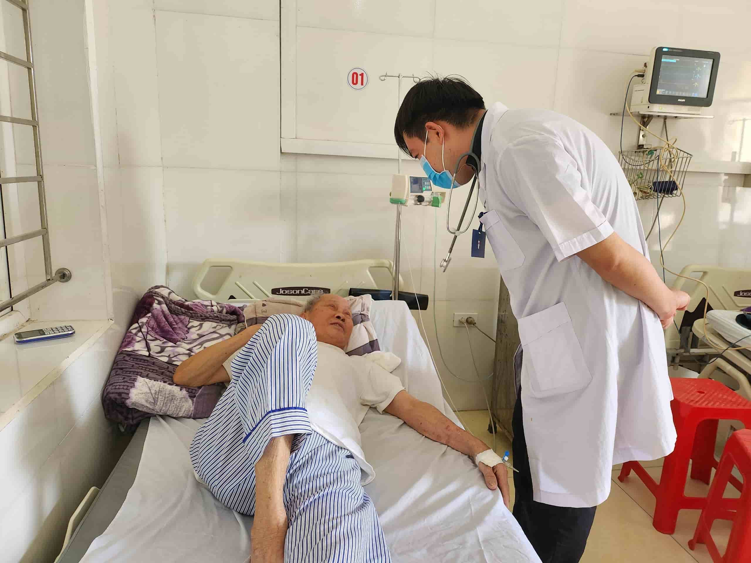 Những cán bộ, nhân viên tại Bệnh viện Đa khoa huyện Nho Quan (Ninh Bình) vẫn đi làm bình thường và hoàn thành nhiệm vụ được giao nhưng hơn 4 tháng nay chưa nhân được đồng lương nào. Ảnh: Nguyễn Trường