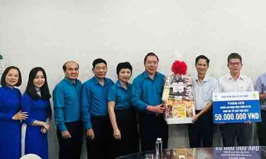 Lãnh đạo Công đoàn Điện lực Việt Nam trao quà Tết cho đại diện người lao động. Ảnh: CĐĐLVN