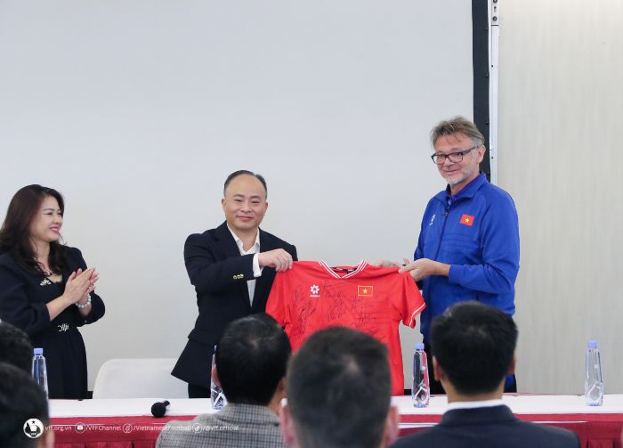 Huấn luyện viên Troussier tặng Đại sứ quán Việt Nam chiếc áo đấu của tuyển Việt Nam. Ảnh: VFF