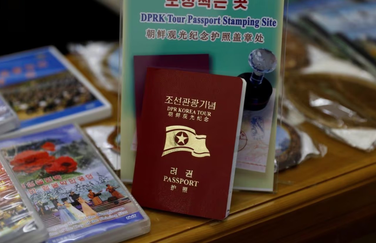 Hộ chiếu du lịch Triều Tiên tại một cửa hàng lưu niệm ở Tháp Juche, Bình Nhưỡng, Triều Tiên, ngày 11.9.2018. Ảnh: Reuters