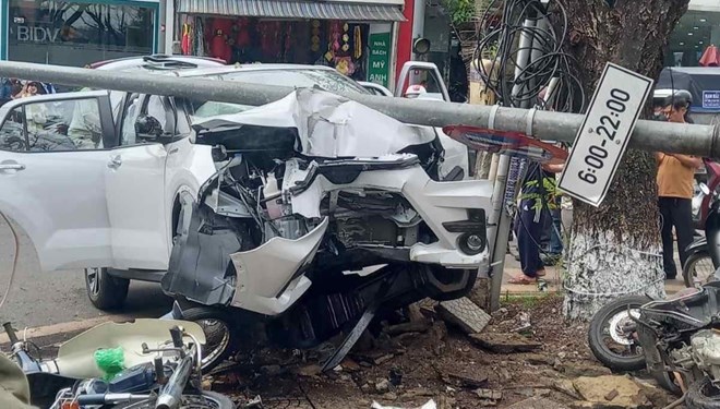 Hiện trường ôtô con gây tai nạn liên hoàn. Ảnh: Người dân cung cấp