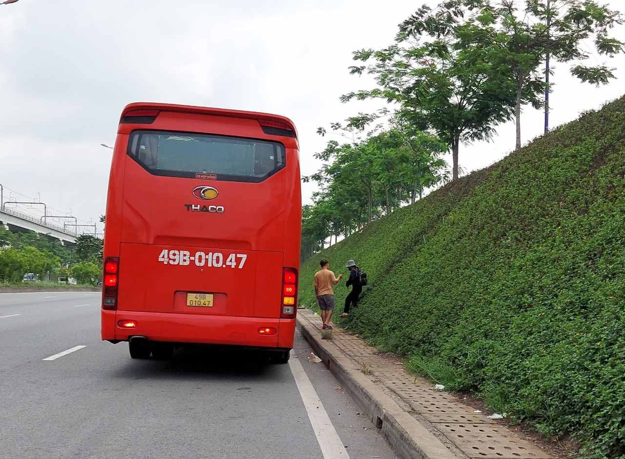 Một xe khách bắt khách trên Xa lộ Hà Nội - gần bến xe Miền Đông mới. Ảnh: Minh Quân