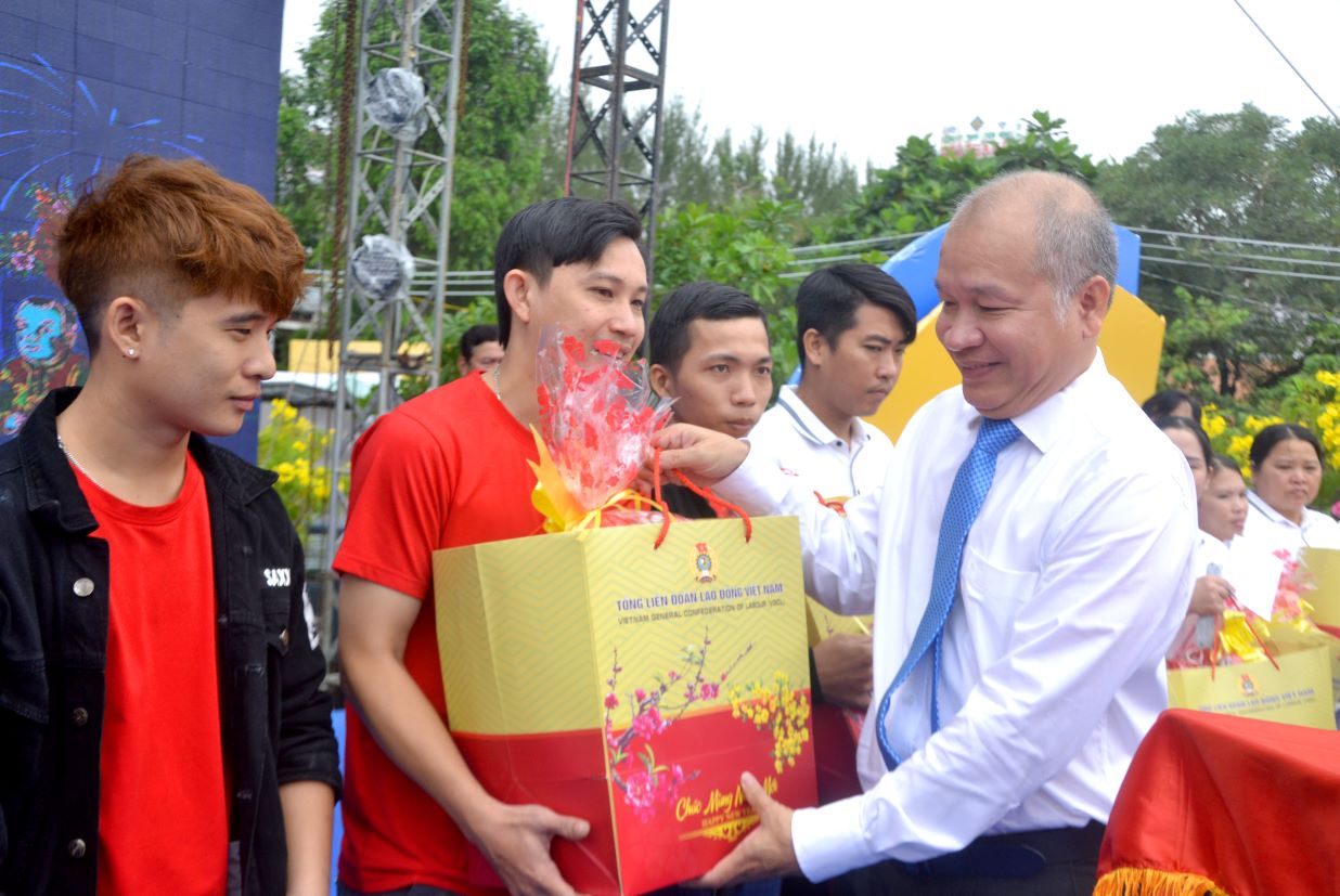 Ông Võ Nguyên Nam - Ủy viên Ban Thường vụ, Trưởng Ban Dân vận Tỉnh ủy An Giang trao quà cho đoàn viên, người lao động tại Chương trình Tết Sum vầy năm 2023. Ảnh: Lâm Điền