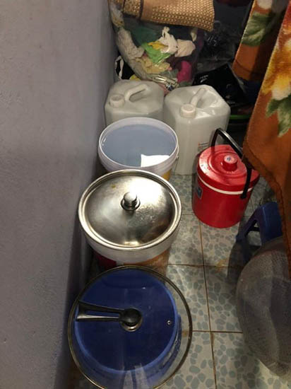 Người dân tại một số tòa ở KĐT Thanh Hà phải trữ nước sinh hoạt trong những ngày gần đây. Ảnh: Người dân cung cấp