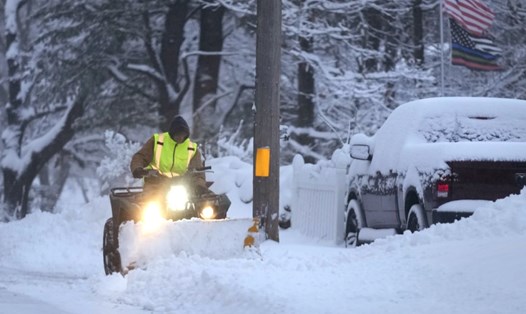 Tuyết rơi dày ở Derry, New Hampshire, Mỹ, ngày 7.1.2024. Ảnh: AP
