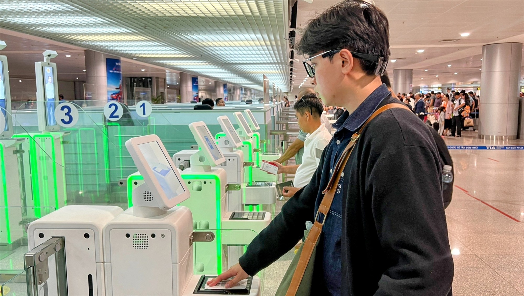 Hệ thống xuất nhập cảnh tự động Autogate tại Công an cửa khẩu Cảng hàng không quốc tế Tân Sơn Nhất. Ảnh: Anh Tú