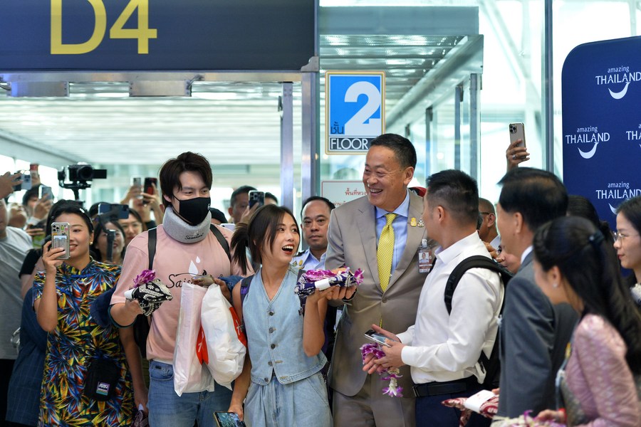 Thủ tướng Thái Lan Srettha Thavisin (thứ 4 từ trái, phía trước) chào đón du khách Trung Quốc tại sân bay Suvarnabhumi ở Bangkok, Thái Lan, hồi tháng 9.2023. Ảnh: Xinhua