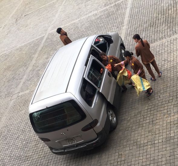 Hết ngày, một chiếc xe đến chở nhóm thu gom tiền công đức và tải tiền công đức, di chuyển đi khỏi ngôi chùa lớn ở tỉnh Ninh Bình. Ảnh: Nguyễn Trường