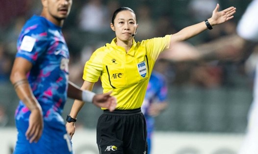 Bà Yoshimi Yamashita là nữ trọng tài đầu tiên bắt chính ở Asian Cup. Ảnh: AFC
