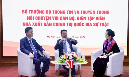 Bộ trưởng Bộ Thông tin và truyền thông Nguyễn Mạnh Hùng giải đáp các câu hỏi về chuyển đổi số. Ảnh: T.Vương