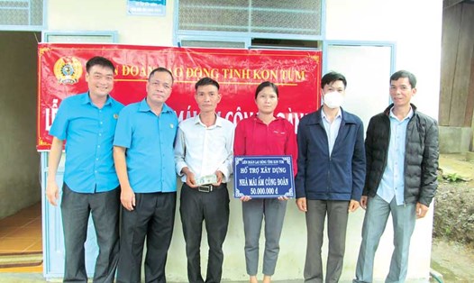 LĐLĐ tỉnh Kon Tum bàn giao nhà Mái ấm Công đoàn cho người lao động ở huyện Kon Plông. Ảnh: Ngọc Linh